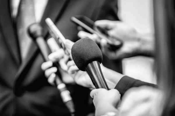 Entretien Avec Les Médias Journalistes Avec Des Microphones Interviewant Politicien — Photo