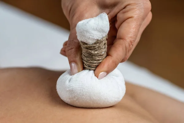 Massage Ayurvédique Avec Kizhi Sacs Base Plantes Fabriqués Partir Diverses — Photo