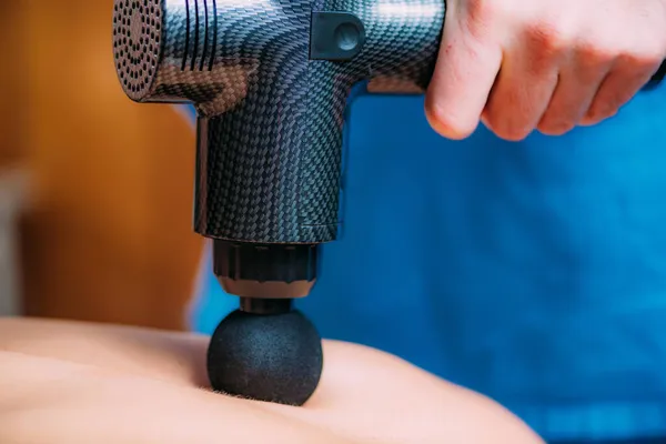Tratamiento Terapia Física Con Pistola Masaje Fisioterapeuta Masaje Hombres Espalda — Foto de Stock