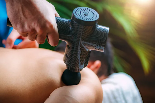 Terapeuta Tratamiento Lesiones Hombres Triceps Brachii Con Pistola Masaje — Foto de Stock