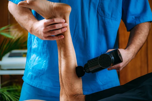 Terapista Trattamento Vitello Lesioni Atleta Con Pistola Massaggio — Foto Stock