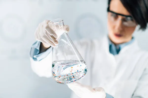 Wissenschaftler Untersucht Mikroplastik Partikel Einer Wasserprobe — Stockfoto