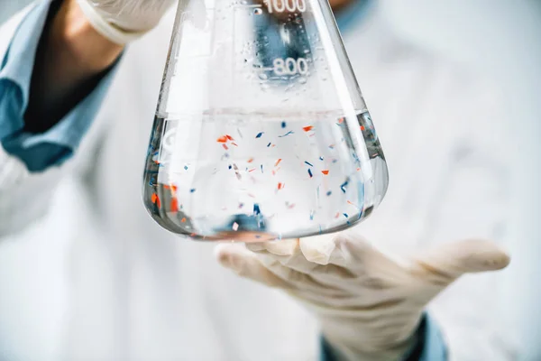 Mikroplastik Laboranalyse Wissenschaftler Beobachten Mikroplastik Oder Winzige Kunststoffpartikel Einem Kolben — Stockfoto