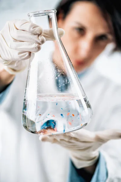 Лабораторний Аналіз Мікропластику Вчений Спостерігає Мікропластиком Або Крихітними Пластиковими Частинками — стокове фото