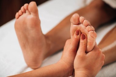 Refleksoloji Ayak Masajı. Pratisyen hekimin hastalara baskı yapması enerjiyi harekete geçirir ve ağrıya veya hastalığa neden olan tıkanıklıkları açar. 