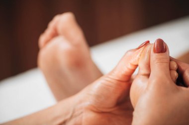 Refleksoloji Ayak Masajı. Refleksolojist, bir sağlık merkezinde hastalara baskı uyguluyor. 