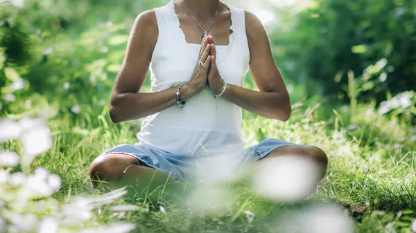 Meditáció Természetben Gondolj Meditáló Nőre Aki Földön Kezével Imádkozva Csukott — Stock Fotó