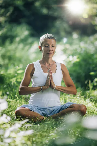 Meditation Naturen Mindful Kvinna Mediterar Sitter Marken Med Händerna Bön — Stockfoto