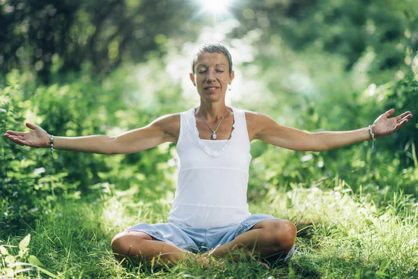 Свідомість Відкриває Медитацію Жінка Надає Відчуття Вищої Свідомості Обізнаності Сидячи — стокове фото