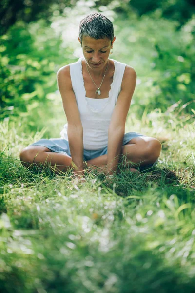 Verbindung Zur Natur Eine Achtsame Frau Sitzt Auf Dem Boden — Stockfoto