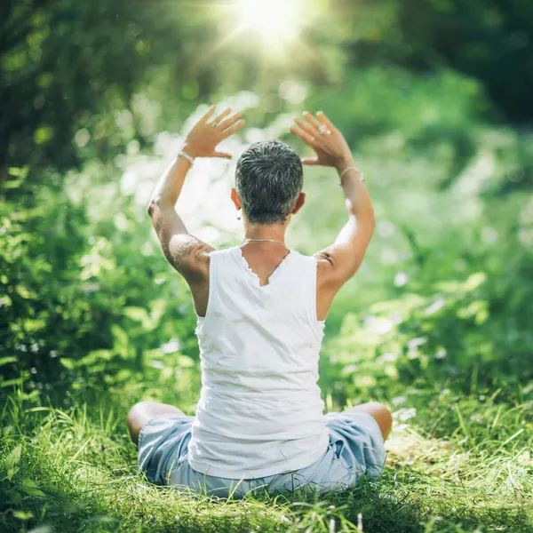 Meditace Pro Rovnováhu Soustředění Nerozpoznatelná Bdělá Žena Meditující Bujném Zeleném — Stock fotografie