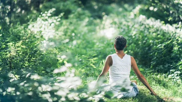 Mente Calmando Paz Interior Meditación Aire Libre Una Mujer Consciente —  Fotos de Stock