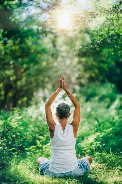 Meditáció Egyensúlyért Központozásért Felismerhetetlen Gondolkodó Meditál Egy Buja Zöld Erdőben — Stock Fotó