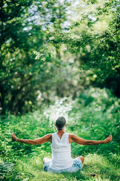 Tränar Mindfulness För Tacksamhet Och Uppfyllelse Känsla Samband Med Naturen — Stockfoto