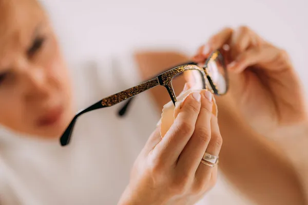 Mulher Com Toc Transtorno Obsessivo Compulsivo Limpando Seus Óculos — Fotografia de Stock