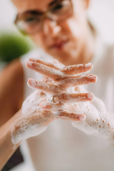 Ιδεοψυχαναγκαστική Διαταραχή Έννοια Γυναίκα Πλένει Μανιωδώς Χέρια Της — Φωτογραφία Αρχείου
