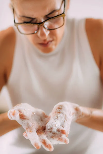 Obsessieve Compulsieve Stoornis Concept Vrouw Obsessief Wassen Van Haar Handen — Stockfoto