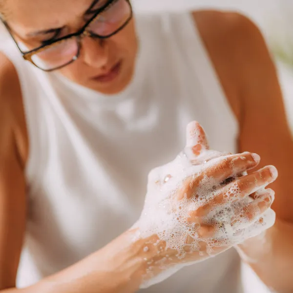 Ιδεοψυχαναγκαστική Διαταραχή Έννοια Γυναίκα Πλένει Μανιωδώς Χέρια Της — Φωτογραφία Αρχείου
