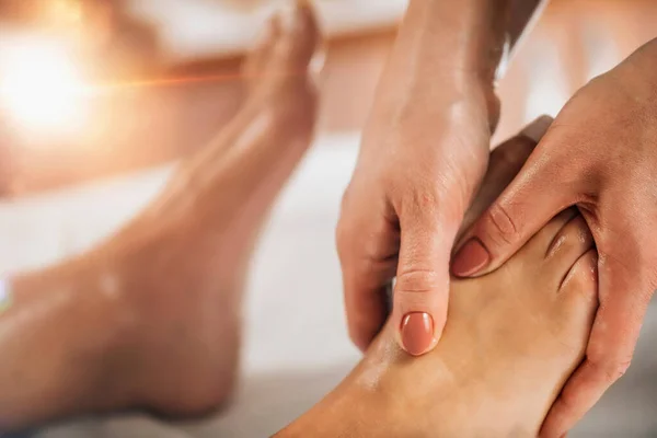 Fotreflexologi Massage Kvinnlig Terapeut Masserar Klienter Fot Wellness Salong — Stockfoto