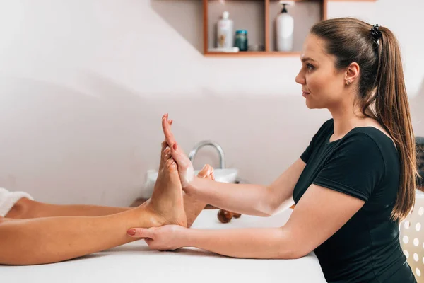 Trattamento Riflessologia Terapeuta Massaggia Piedi Dei Clienti Centro Estetico — Foto Stock