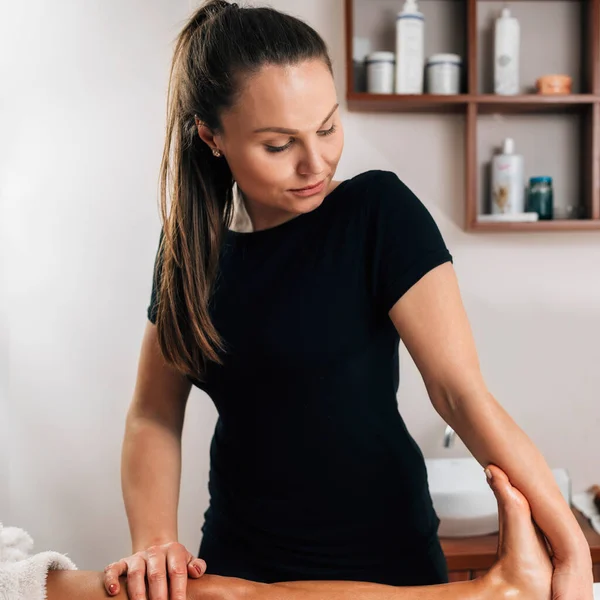 Bella Massaggiatrice Fare Riflessologia Del Piede Trattamento — Foto Stock