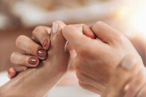 Zone Therapy Practitioner Applying Pressure Female Big Toe — Stock Photo, Image