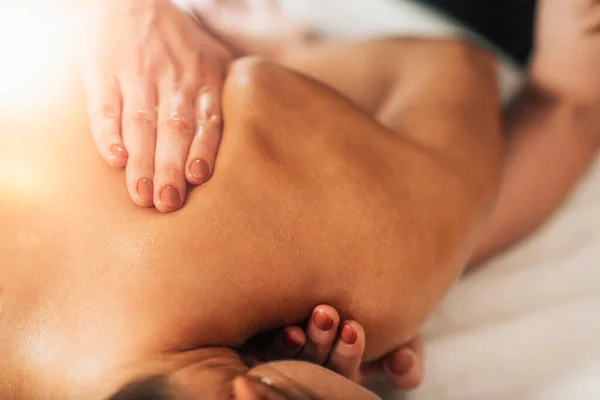 Massaggio Rilassante Mani Una Massaggiatrice Massaggiando Scapola Una Donna Rilassarsi — Foto Stock
