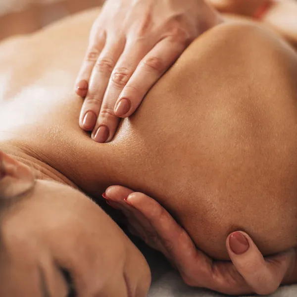 Ontspannende Nek Schouder Massage Gelooide Vrouw Genietend Van Nek Schouder — Stockfoto