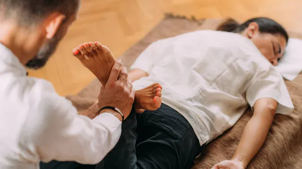 Terapeuta Alongamento Pernas Femininas Massagem Shiatsu — Fotografia de Stock