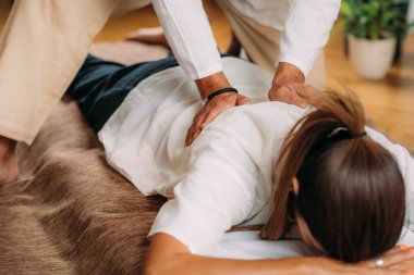 Shiatsu masajından hoşlanan kadın, Shiatsu masaj minderinde yatıyor..   