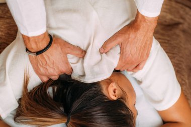 Shiatsu kolları ve omuz masajı. İnce ve kalın bağırsak meridyenlerine masaj yapan terapist..