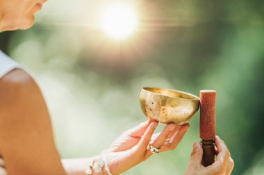 Tibet şarkı kasesi ses iyileştirici ellerde açık havada 