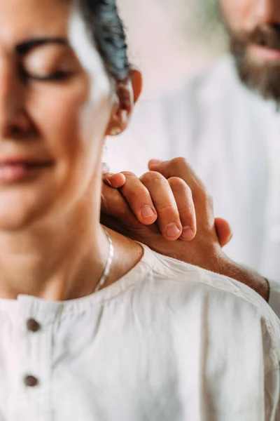 Donna Godendo Shiatsu Collo Spalle Massaggio — Foto Stock