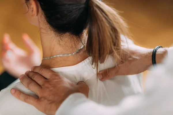 Mulher Desfrutando Shiatsu Pescoço Ombros Massagem — Fotografia de Stock