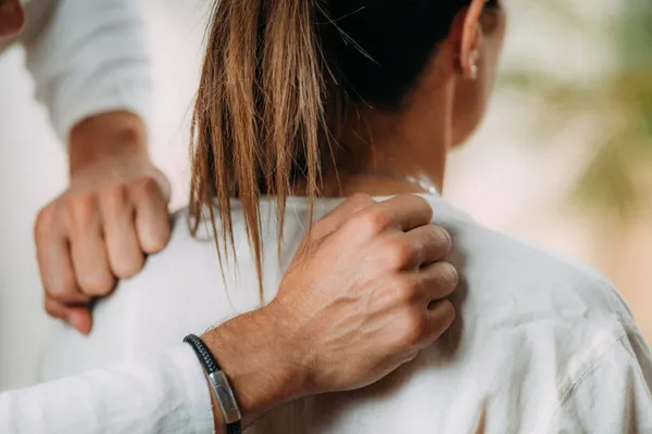 Mujer Disfrutando Shiatsu Masaje Cuello Hombros — Foto de Stock