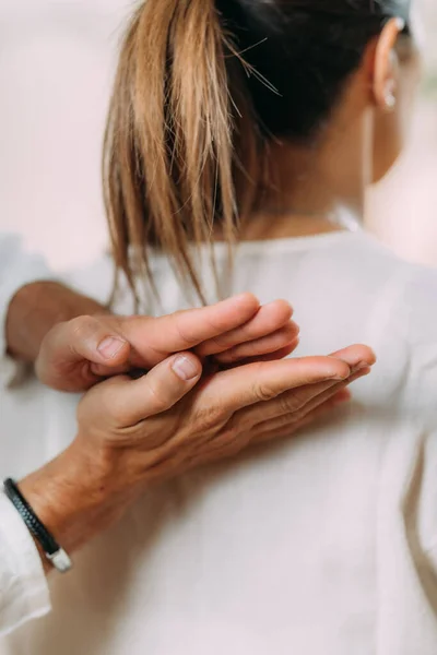 Donna Godendo Massaggio Shiatsu Schiena Seduto Sul Tappeto Massaggio Shiatsu — Foto Stock