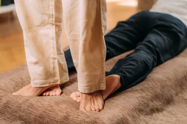 Masaje Pies Shiatsu Terapeuta Masajeando Meridiano Renal —  Fotos de Stock