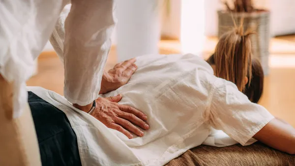 Mulher Desfrutando Massagem Nas Costas Shiatsu Deitado Tapete Massagem Shiatsu — Fotografia de Stock