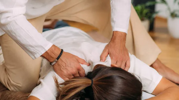 Ręce Shiatsu Masaż Ramion Terapeuta Masujący Południki Jelita Cienkiego Grubego — Zdjęcie stockowe