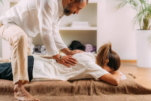Mulher Desfrutando Massagem Nas Costas Shiatsu Deitado Tapete Massagem Shiatsu — Fotografia de Stock