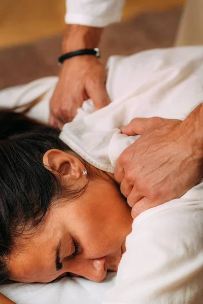 Braços Shiatsu Massagem Ombro Terapeuta Massageando Meridianos Intestino Delgado Grosso — Fotografia de Stock
