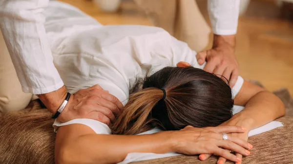 Shiatsu Arms Shoulder Massage Therapist Massaging Small Large Intestine Meridians — Stock Photo, Image