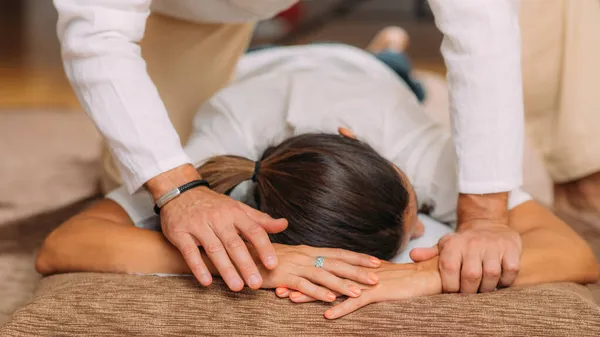 Shiatsu Armen Schouder Massage Therapeut Masseert Dunne Dikke Darm Meridianen — Stockfoto