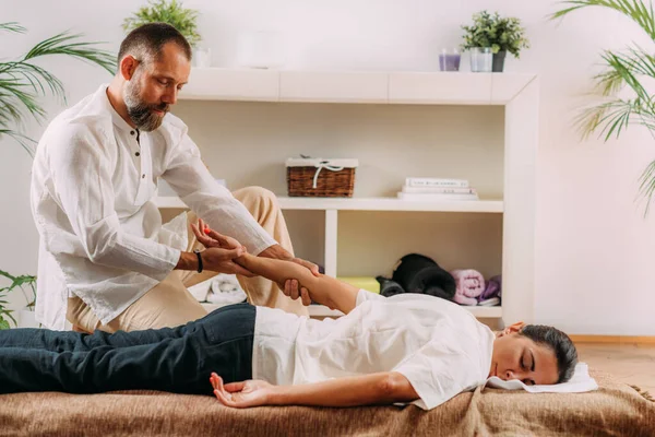Massagem Manual Shiatsu Terapeuta Massageando Meridiano Coração — Fotografia de Stock