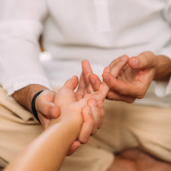 Shiatsu Hand Massage Therapeut Masseert Het Hart Meridiaan — Stockfoto