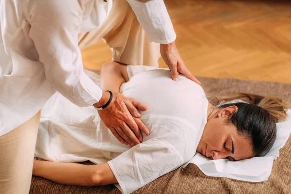 Masaż Ręczny Shiatsu Terapeuta Aktywuje Południk Serca — Zdjęcie stockowe