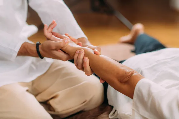 Massagem Manual Shiatsu Terapeuta Ativando Meridiano Cardíaco — Fotografia de Stock