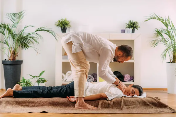 Mulher Desfrutando Shiatsu Pescoço Ombros Massagem — Fotografia de Stock