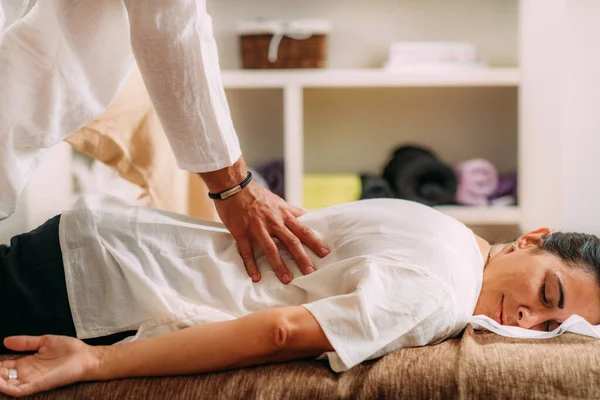 Therapeutin Massiert Frauen Zurück Frau Bekommt Shiatsu Rückenmassage — Stockfoto