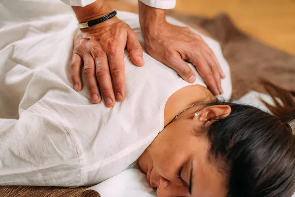 Terapeuta Massajando Mulheres Volta Mulher Recebendo Shiatsu Volta Massagem — Fotografia de Stock